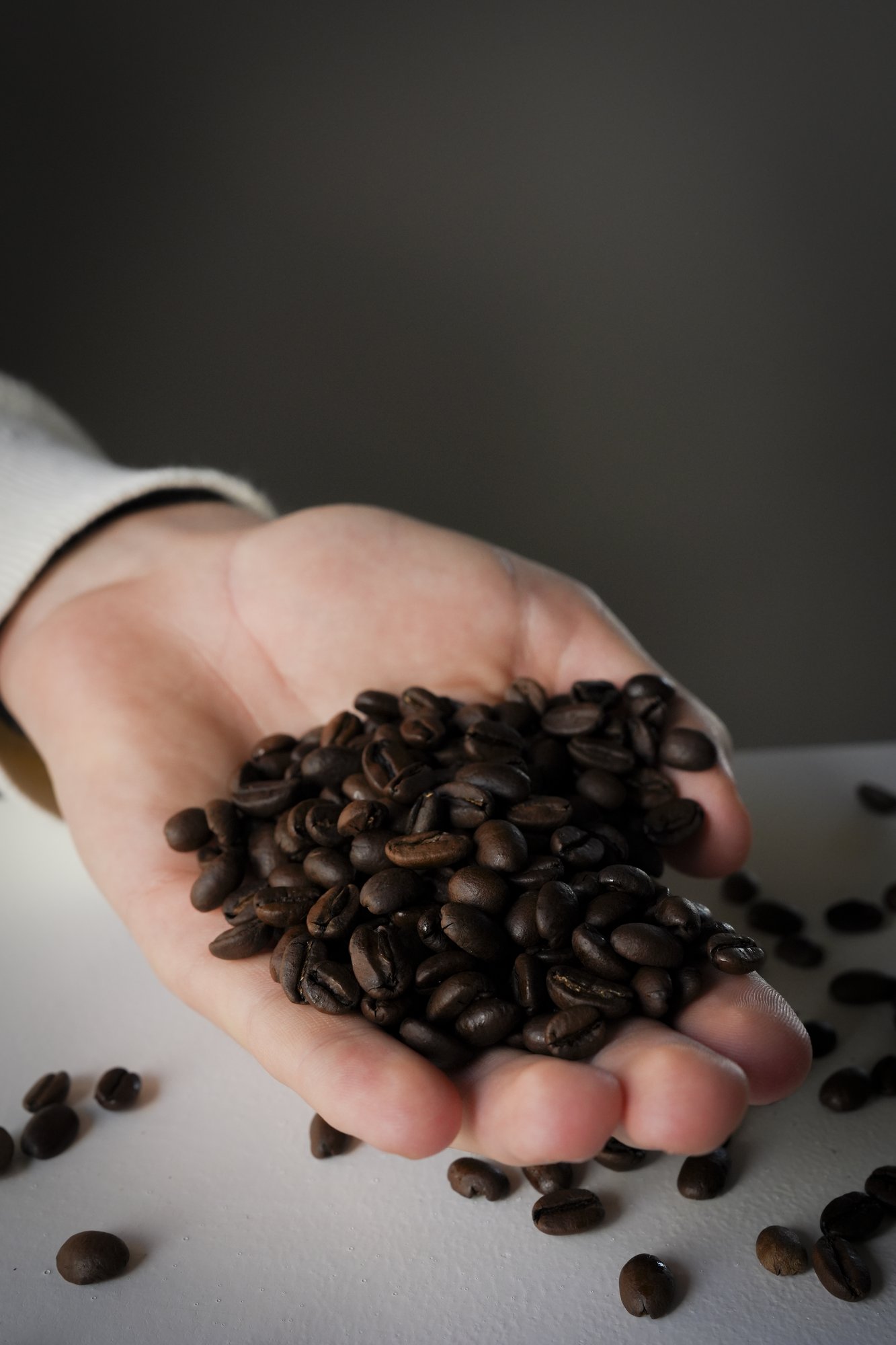 Hand met verse koffiebonen