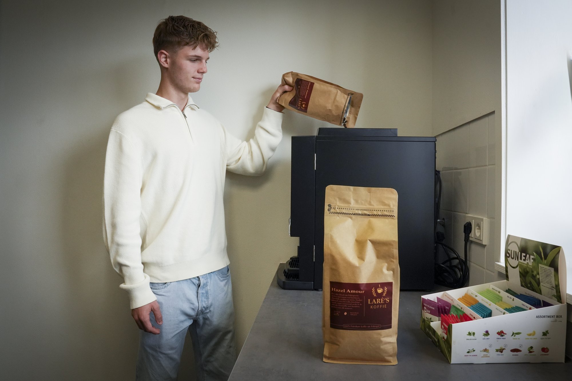 Lars Hazeleger bij een ETNA koffieautomaat